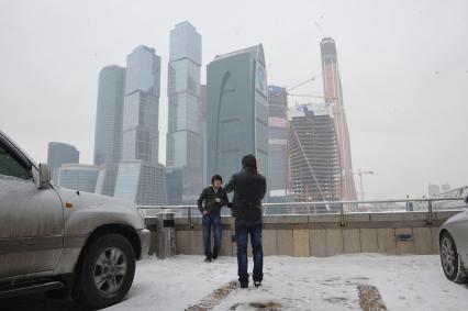 ММДЦ `Москва-Сити`. На снимке:  молодой человек фотографируется на фоне `Москва-Сити`.