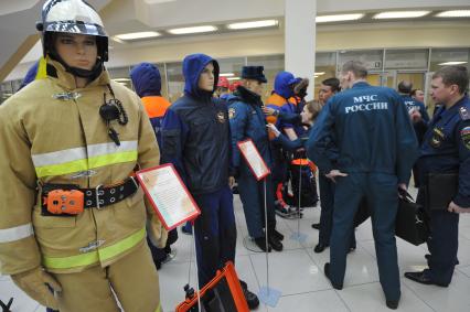 Выставка нового оборудования и снаряжения для спасателей, представленная в рамках Всероссийского сбора руководящего состава МЧС и сил гражданской обороны.