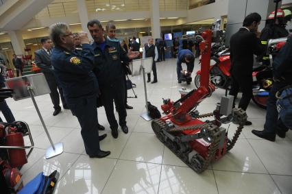 Выставка нового оборудования и снаряжения для спасателей, представленная в рамках Всероссийского сбора руководящего состава МЧС и сил гражданской обороны.