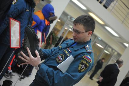 Выставка нового оборудования и снаряжения для спасателей, представленная в рамках Всероссийского сбора руководящего состава МЧС и сил гражданской обороны.  На снимке: рабочая экипировка и средство инди-видуальной защиты спасателей МЧС России.