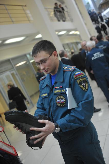 Выставка нового оборудования и снаряжения для спасателей, представленная в рамках Всероссийского сбора руководящего состава МЧС и сил гражданской обороны.  На снимке: рабочая экипировка и средство инди-видуальной защиты спасателей МЧС России.