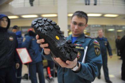 Выставка нового оборудования и снаряжения для спасателей, представленная в рамках Всероссийского сбора руководящего состава МЧС и сил гражданской обороны. На снимке: рабочая экипировка и средство инди-видуальной защиты спасателей МЧС России.