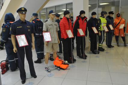 Выставка нового оборудования и снаряжения для спасателей, представленная в рамках Всероссийского сбора руководящего состава МЧС и сил гражданской обороны.  На снимке: рабочая экипировка и средство инди-видуальной защиты спасателей МЧС России.