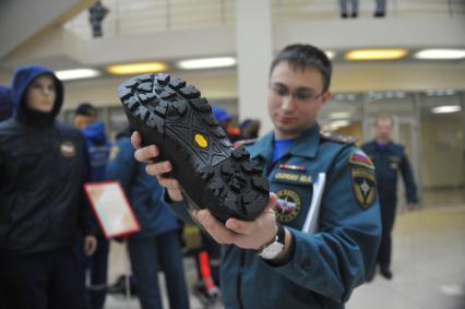 Выставка нового оборудования и снаряжения для спасателей, представленная в рамках Всероссийского сбора руководящего состава МЧС и сил гражданской обороны.  На снимке: рабочая экипировка и средство инди-видуальной защиты спасателей МЧС России.