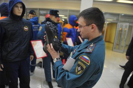 Выставка нового оборудования и снаряжения для спасателей, представленная в рамках Всероссийского сбора руководящего состава МЧС и сил гражданской обороны.  На снимке: рабочая экипировка и средство инди-видуальной защиты спасателей МЧС России.