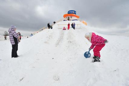 Центр активного отдыха ZORINO. IV Кубок Истринской долины по зимним видам спорта.  Специально к мероприятию по проекту архитектурной группы ДНК построен уникальный 7-метровый снеговик. На снимке: катание на ледянках.