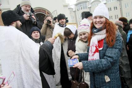 Жители города и студенты пришли отпраздновать Татьянин день к часовне Святой Татьяны в Барнауле.