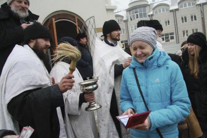 Жители города и студенты пришли отпраздновать Татьянин день к часовне Святой Татьяны в Барнауле.