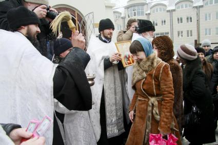 Жители города и студенты пришли отпраздновать Татьянин день к часовне Святой Татьяны в Барнауле.