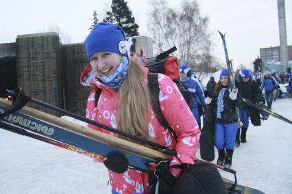 Старт патриотическая акции `Снежный десант`. На снимке: девушка с лыжами в руках.
