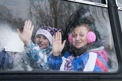 Старт патриотическая акции `Снежный десант`. На снимке: молодые девушки в яркой зимней одежде сидят в автобусе и машут руками.