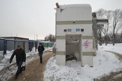 Изменения транспортного движения в районе метро `Динамо` в связи со строительством станции метрополитена `Петровский парк`. На снимке: прохожие у временного ограждения у метро `Динамо`.