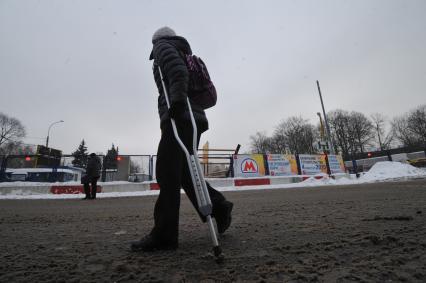 Изменения транспортного движения в районе метро `Динамо` в связи со строительством станции метрополитена `Петровский парк`. На снимке: прохожие у временного ограждения у метро `Динамо`.