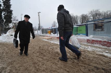 Изменения транспортного движения в районе метро `Динамо` в связи со строительством станции метрополитена `Петровский парк`. На снимке: прохожие у временного ограждения у метро `Динамо`.