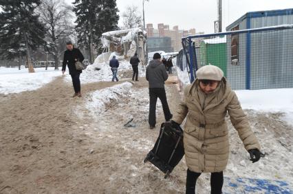 Изменения транспортного движения в районе метро `Динамо` в связи со строительством станции метрополитена `Петровский парк`. На снимке: прохожие у временного ограждения у метро `Динамо`.