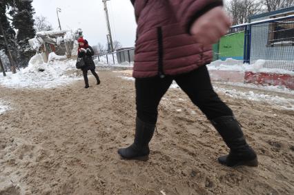 Изменения транспортного движения в районе метро `Динамо` в связи со строительством станции метрополитена `Петровский парк`. На снимке: прохожие у временного ограждения у метро `Динамо`.