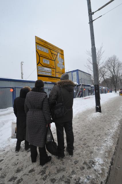 Изменения транспортного движения в районе метро `Динамо` в связи со строительством станции метрополитена `Петровский парк`. На снимке: прохожие у схемы временных остановок.