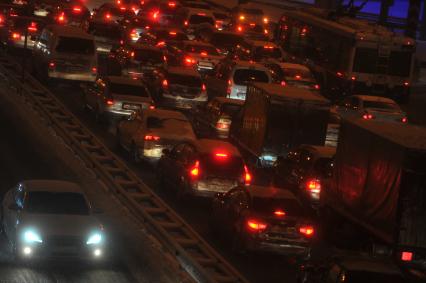 Транспорт в мегаполисе. На снимке: автомобильная пробка.