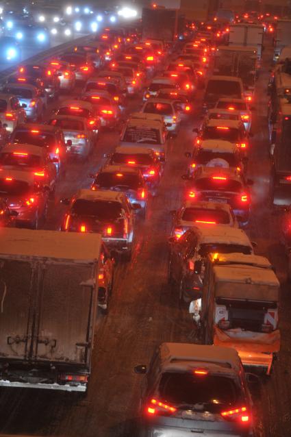 Транспорт в мегаполисе.  На снимке: автомобильная пробка.