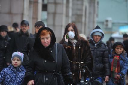 Девушка в респираторе на городской улице