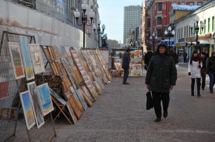 Старый Арбат. На снимке: торговля картинами.