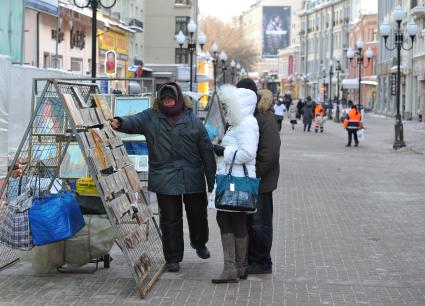 Старый Арбат. На снимке: торговля картинами.