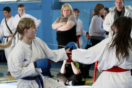 Кубок Алтайского края по карате WKF. На снимке: девушки дерутся.