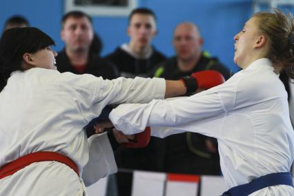 Кубок Алтайского края по карате WKF. На снимке: девушки дерутся.