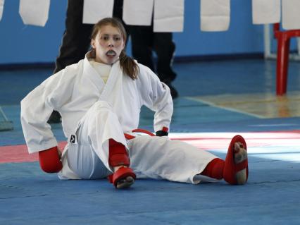 Кубок Алтайского края по карате WKF. На снимке: девушка в нокдауне.
