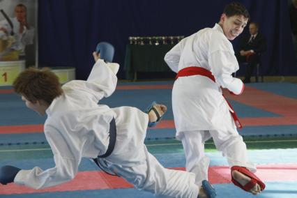 Кубок Алтайского края по карате WKF. На снимке: мужчины дерутся.