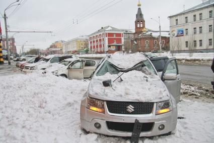 Снежная лавина обрушилась с крыши дома на тротуар и припаркованные автомобили в Барнауле. На снимке: поврежденный автомобиль засыпанный снегом.