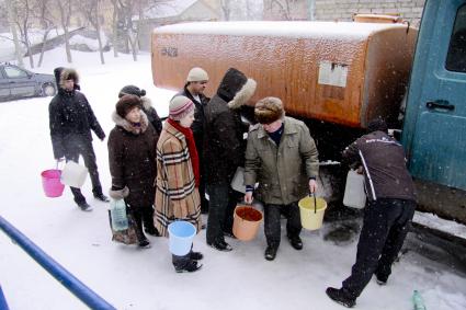 Аварийное отключение воды. На снимке: люди с ведрами стоят в очереди за водой.