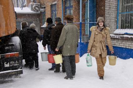 Аварийное отключение воды. На снимке: люди с ведрами стоят в очереди за водой.