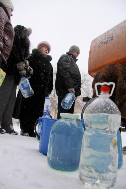 Аварийное отключение воды. На снимке: люди с бутылками стоят в очереди за водой.