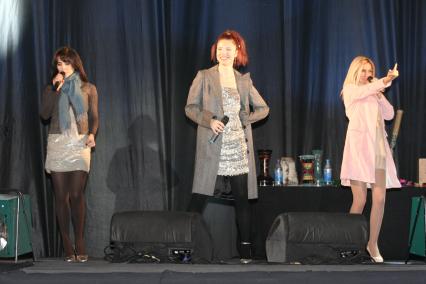 Группа `Фабрика`, певица Сати Казанова; Ирина Тонева; Александра Савельева на концерте в Новоалтайске (слева направо).