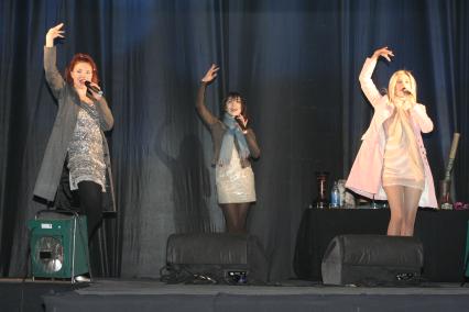 Группа `Фабрика`, певица Ирина Тонева; Сати Казанова; Александра Савельева на концерте в Новоалтайске (слева направо).