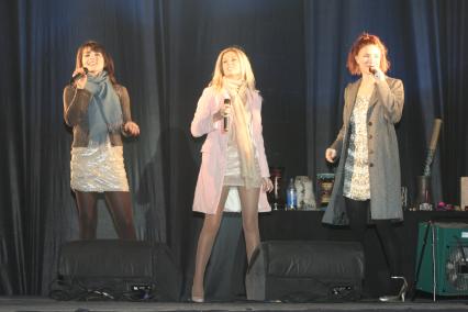 Группа `Фабрика`, певица Сати Казанова; Александра Савельева; Ирина Тонева на концерте в Новоалтайске (слева направо).
