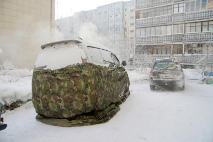 Барнаульские автолюбители прогревают автомобиль с помощью тепловой пушки.