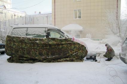 Барнаульские автолюбители прогревают автомобиль с помощью тепловой пушки.