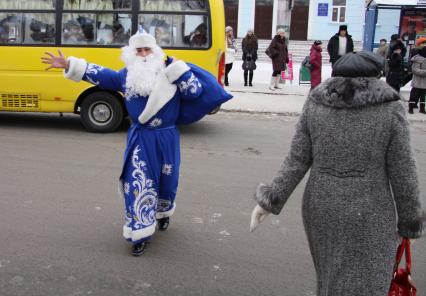 Дед Мороз на пешеходном переходе.