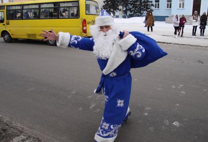 Дед Мороз на пешеходном переходе.