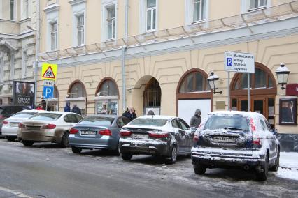 Улица Большая Дмитровка, 4. На снимке: припаркованные машины.