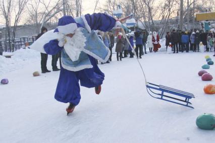 Забег Дедов Морозов на коньках. Дед Мороз на коньках несет мешок с подарками и тащит за собой санки.