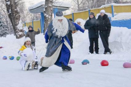 Забег Дедов Морозов на коньках. Дед мороз на коньках тащит за собой Снегурочку на санка, которая держит мешок с подарками.