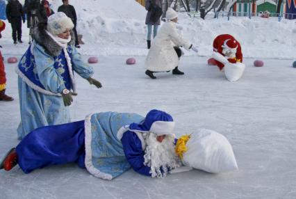 Забег Дедов Морозов на коньках. Дед Мороз упал на катке, на помощь спешит Снегурочка.