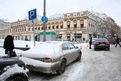 Неглинная улица, 17. На снимке: припаркованные машины.