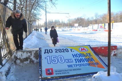 Изменения транспортного движения в районе метро `Динамо` в связи со строительством станции метрополитена`Петровский парк`. На снимке: пешеходы у временного ограждения у  метро `Динамо`.