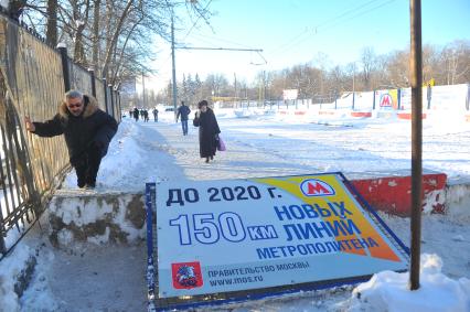 Изменения транспортного движения в районе метро `Динамо` в связи со строительством станции метрополитена`Петровский парк`. На снимке: пешеходы у временного ограждения у  метро `Динамо`.