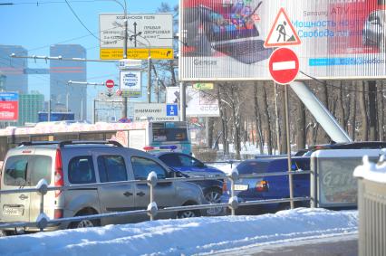 Изменения транспортного движения в районе метро `Динамо` в связи со строительством станции метрополитена`Петровский парк`. На снимке: автомобильная  пробка у  метро `Динамо`.