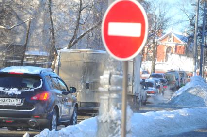 Изменения транспортного движения в районе метро `Динамо` в связи со строительством станции метрополитена`Петровский парк`. На снимке: автомобильная  пробка у  метро `Динамо`.